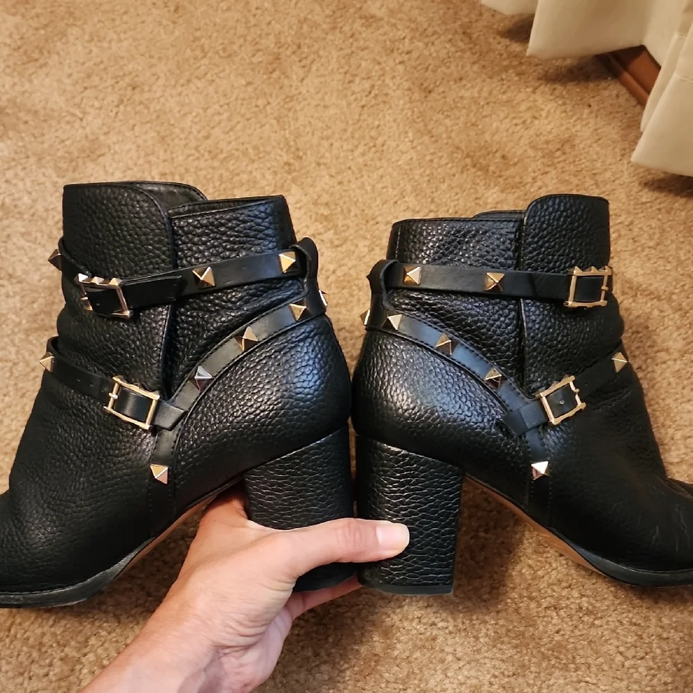 Valentino Garavani Rockstud Pebbled Leather Ankle Boots
